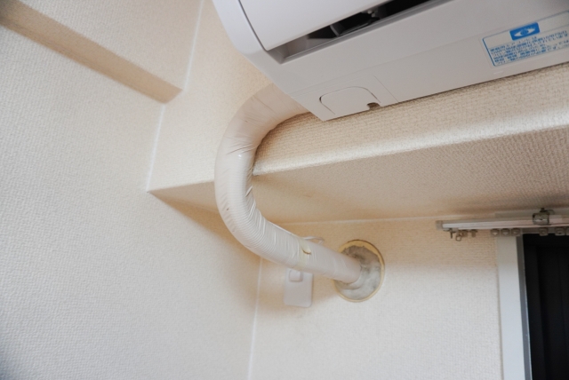 猛暑による電気代だけじゃない！エアコン効率を下げる「ダクトの汚れ」に注意